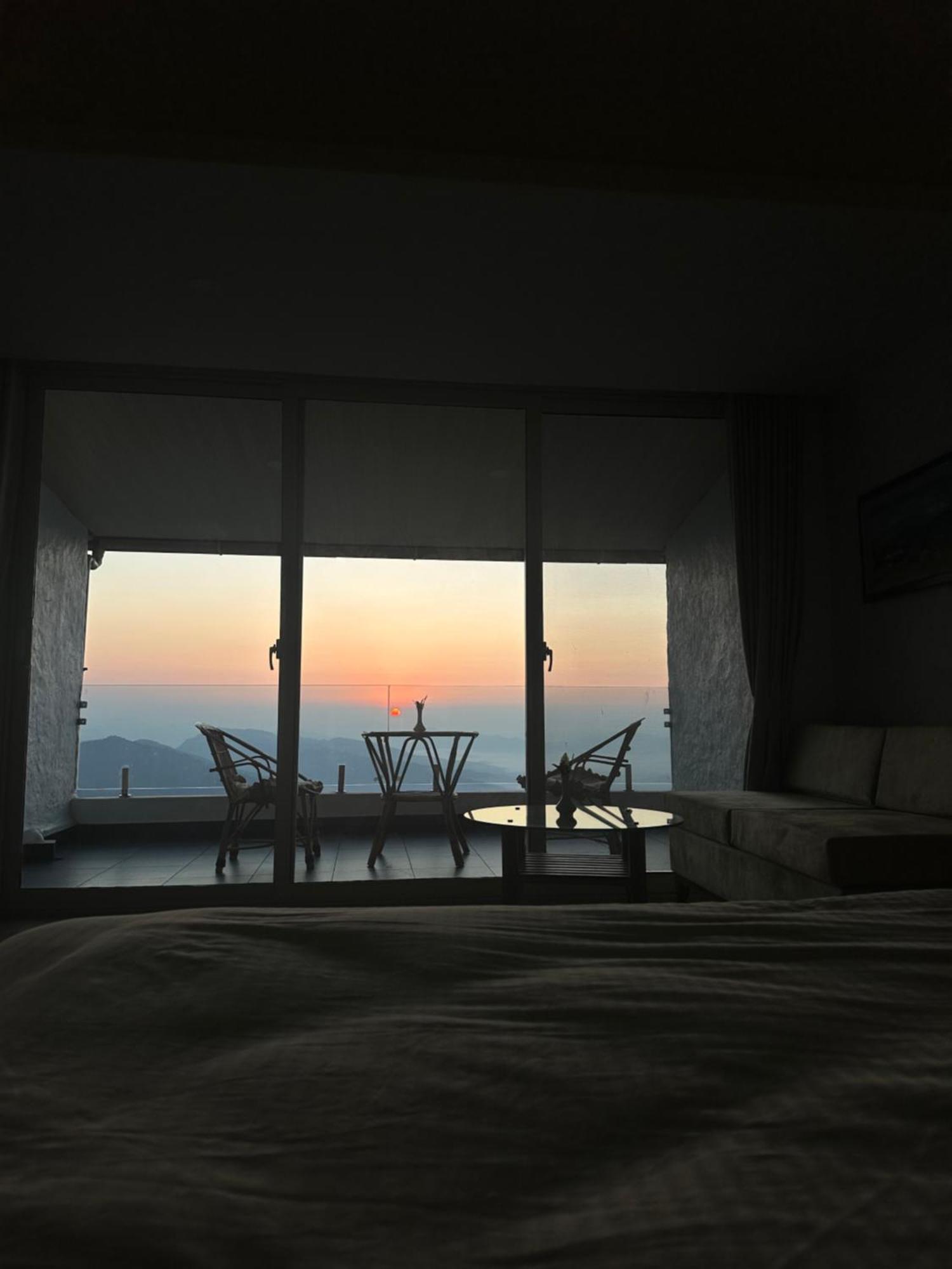 Superview Lodge, Himalayan Sunrise In Sarangkot Lodge *